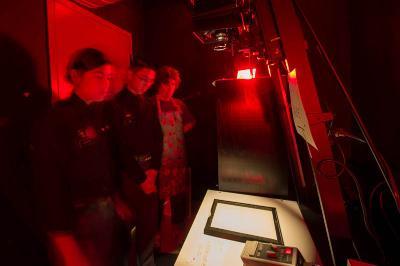 Conquest Visiting Chair Claudia Smigrod shows cadets Angelique Barlow ’17 and Albert Wu ’17 how to print a positive image from a negative using an enlarger in the Preston Library darkroom. – Photo courtesy of Albert Wu ’17.