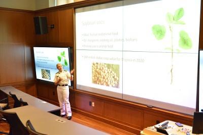 Rachael Dickenson ’22 presents senior thesis on soybean cultivars during Honors Week.
