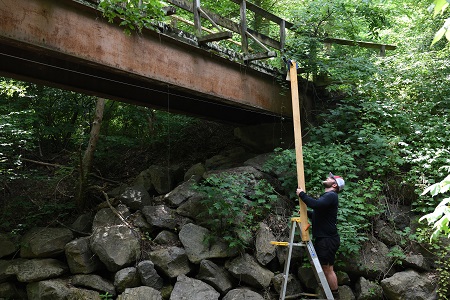 Lawrence Porter ’24 sets up equipment on the Chessie Trail.