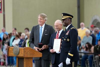 Gilmer Minor IV ’93 accepts the New Market Medal on behalf of his father, the late G. Gilmer “Gil” Minor III ’63.