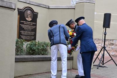 Maximus Ankrah ’26, Col. Ley Havird ’90, and Devin Auzenne ’26 lay the wreath in Daniels Courtyard March 4.