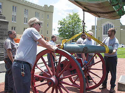 Crew lifts cannon tube from carriage